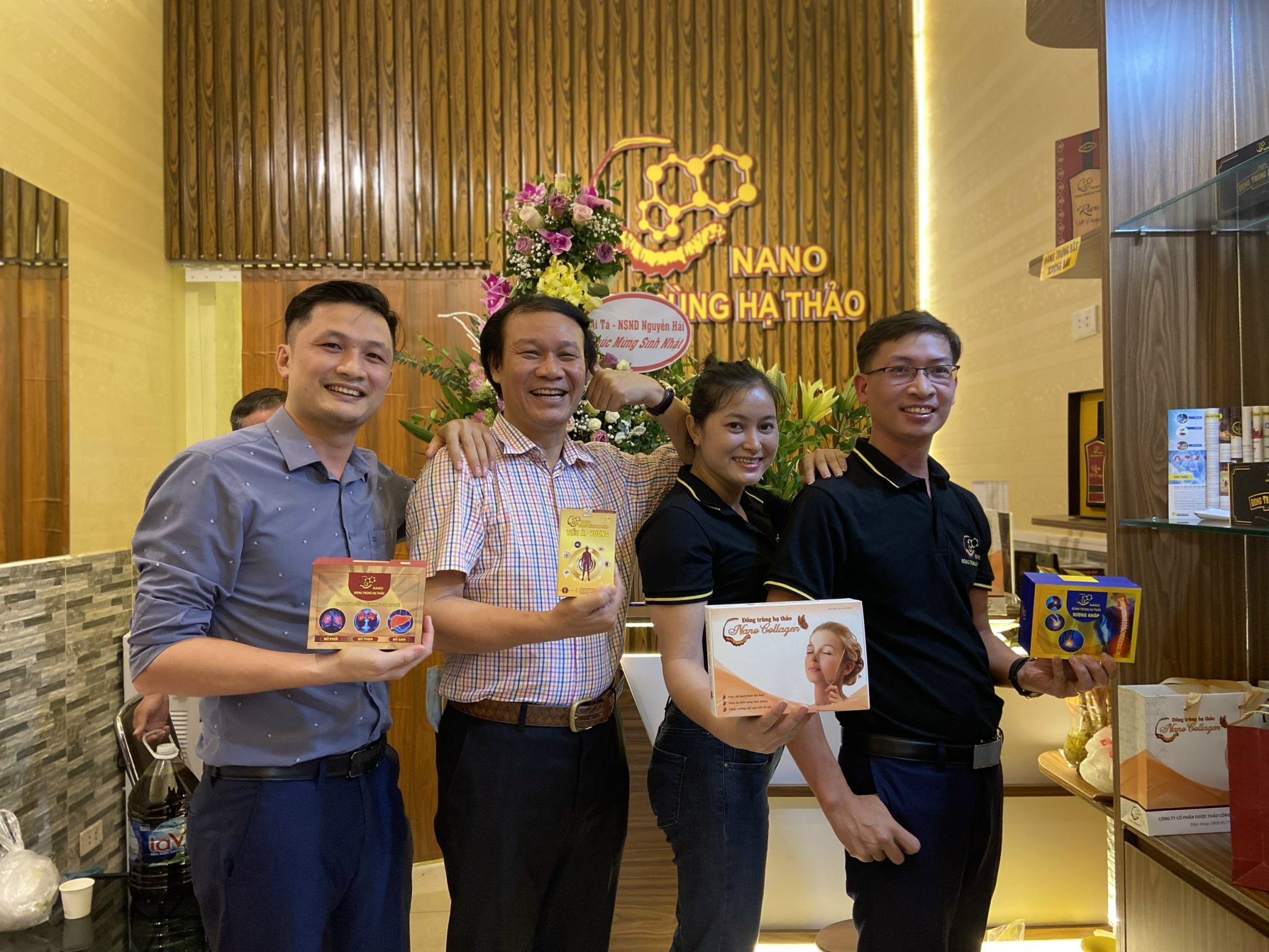 NSND-Nguyen-Hai-chup-anh-cung-ban-lanh-dao-cong-ty-nano-dong-trung-ha-thao