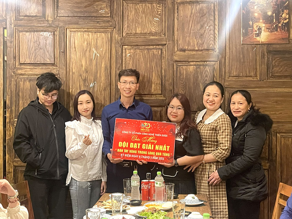 ban-tay-vang-trong-lang-qua-tang
